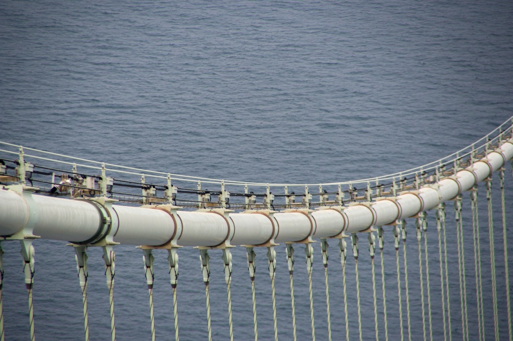 ケーブル。上を作業員が渡れるようになっている。