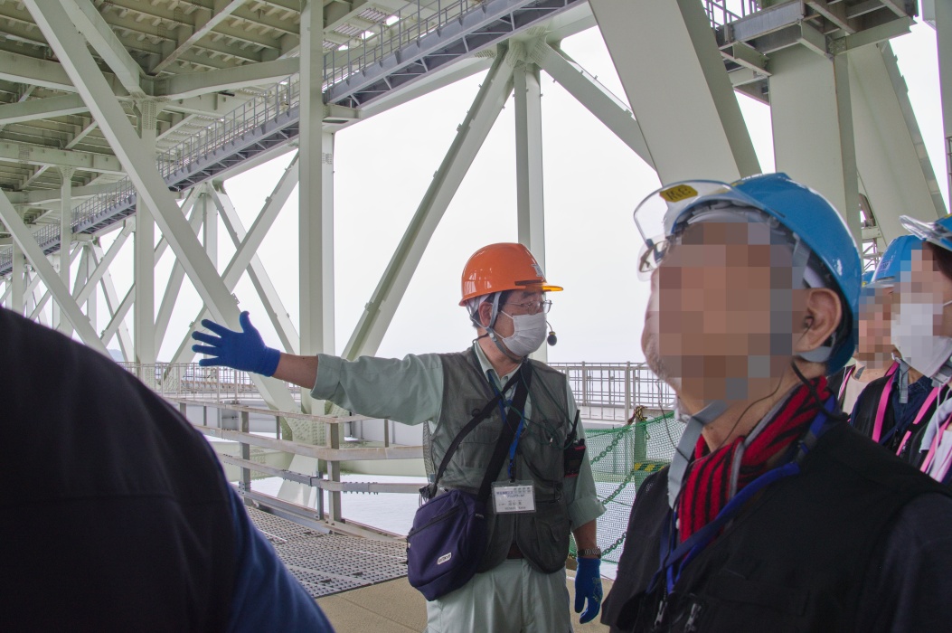 案内する人は、ここで作業をしている人たちのようだ。