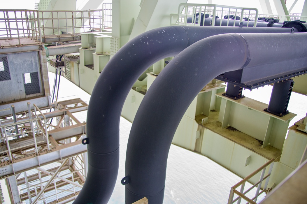 水道管、高圧送電線、通信用ケーブルなどが通っている。