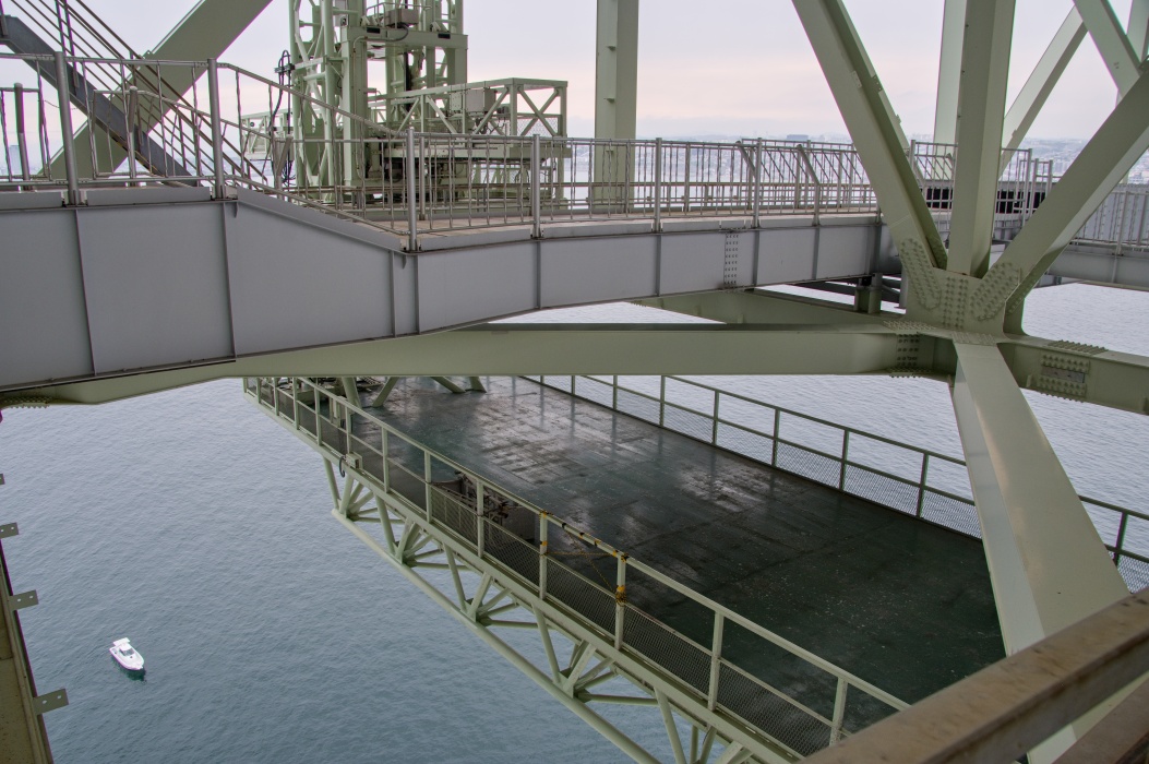 左右に動く作業用プラットホーム