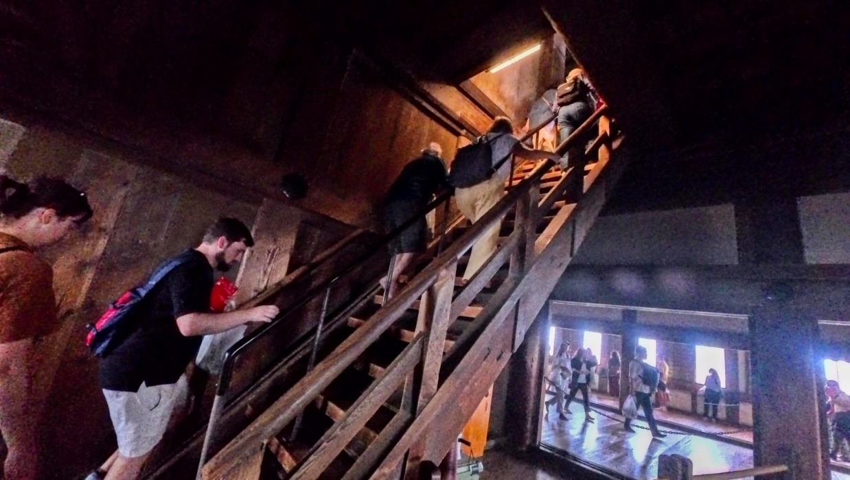 場内では靴禁止