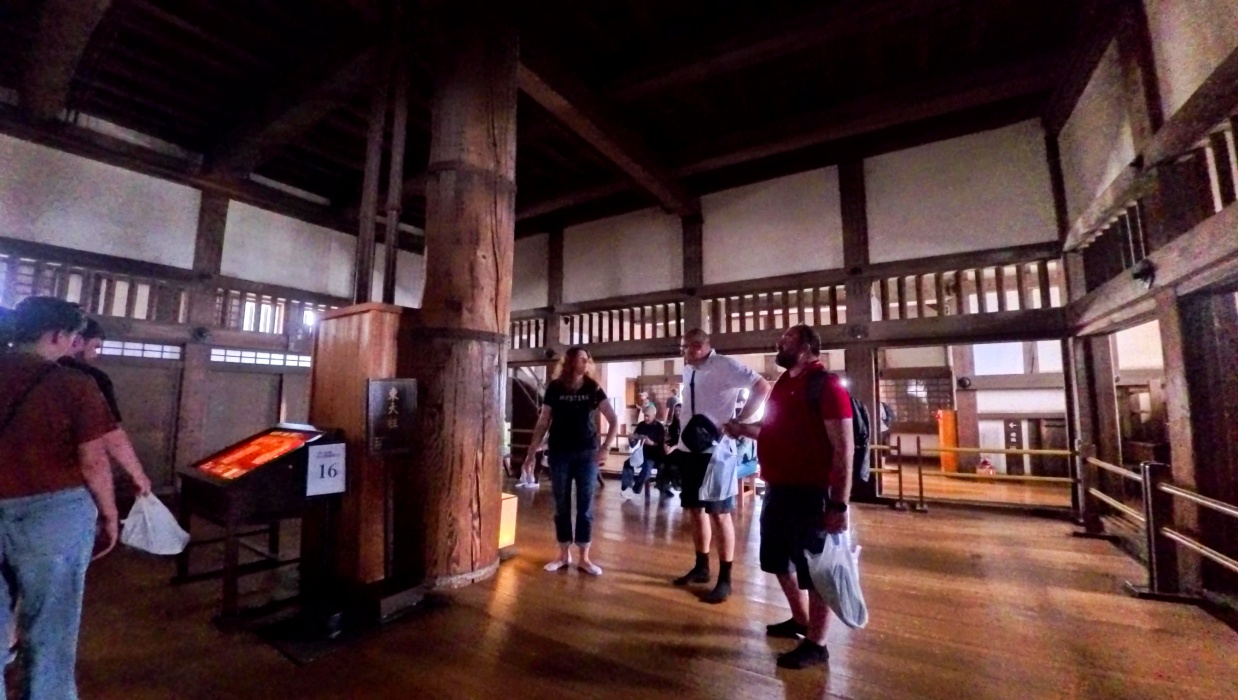 大阪城と違って広い