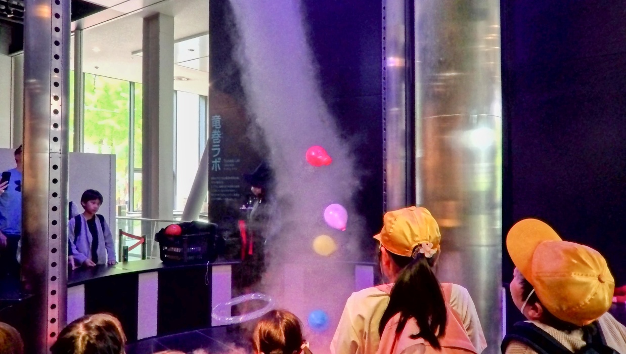 子供がきゃっきゃと喜んでいる