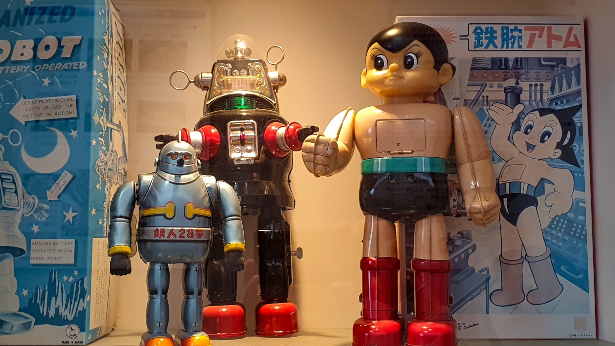 レトロなおもちゃやお菓子が並んでいる