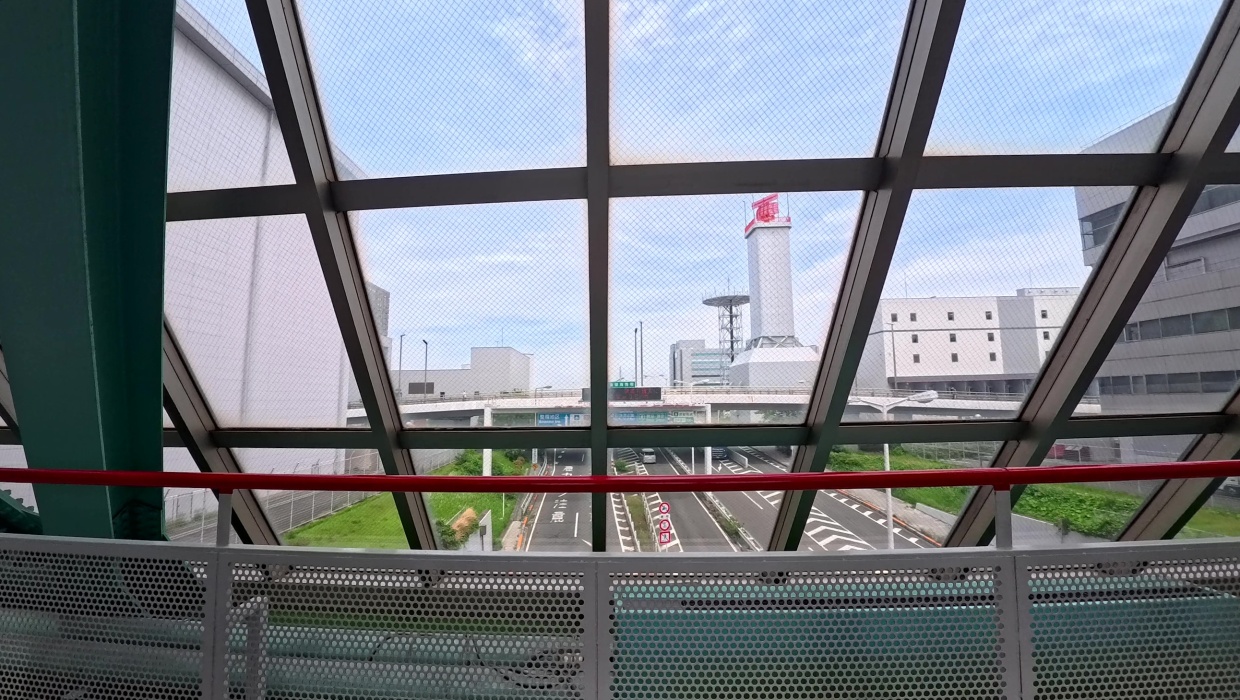 通路が3つの整備場を結ぶ。左側通行が徹底されている。