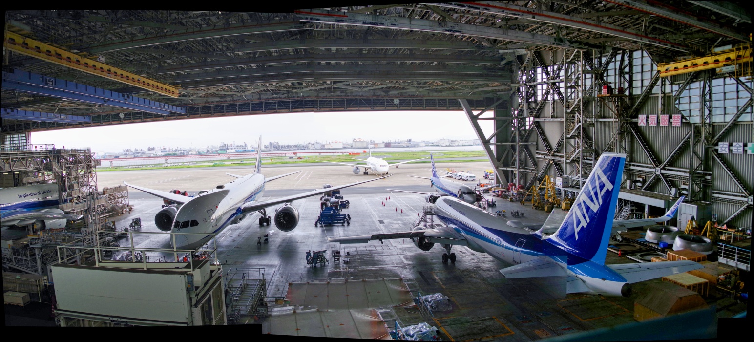 高さ27m、23000m2位の格納庫が2つ。