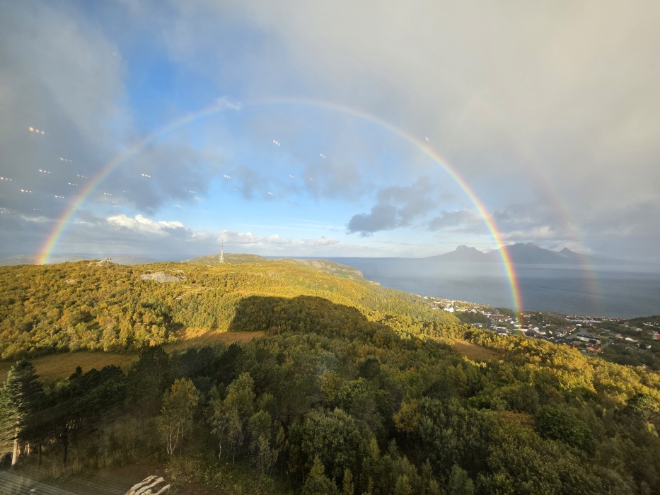 朝食中に見えた虹