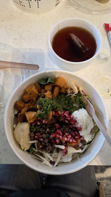 ノルウェー・オスロのガーデモール空港でご飯。どこも汚いし、ご飯もまずい。