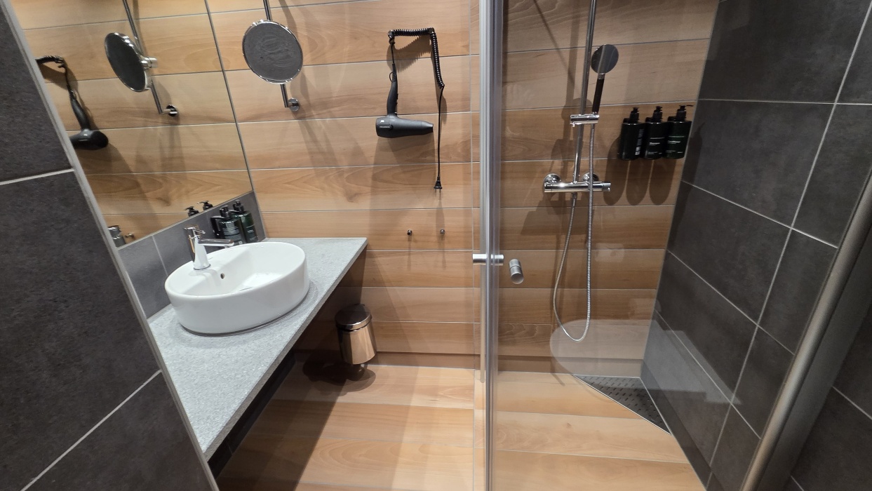 バスルームは狭い