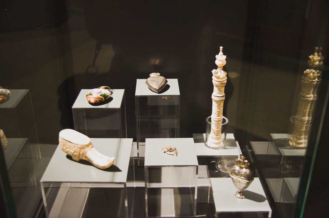 取引されていた商品。象牙も見られる。