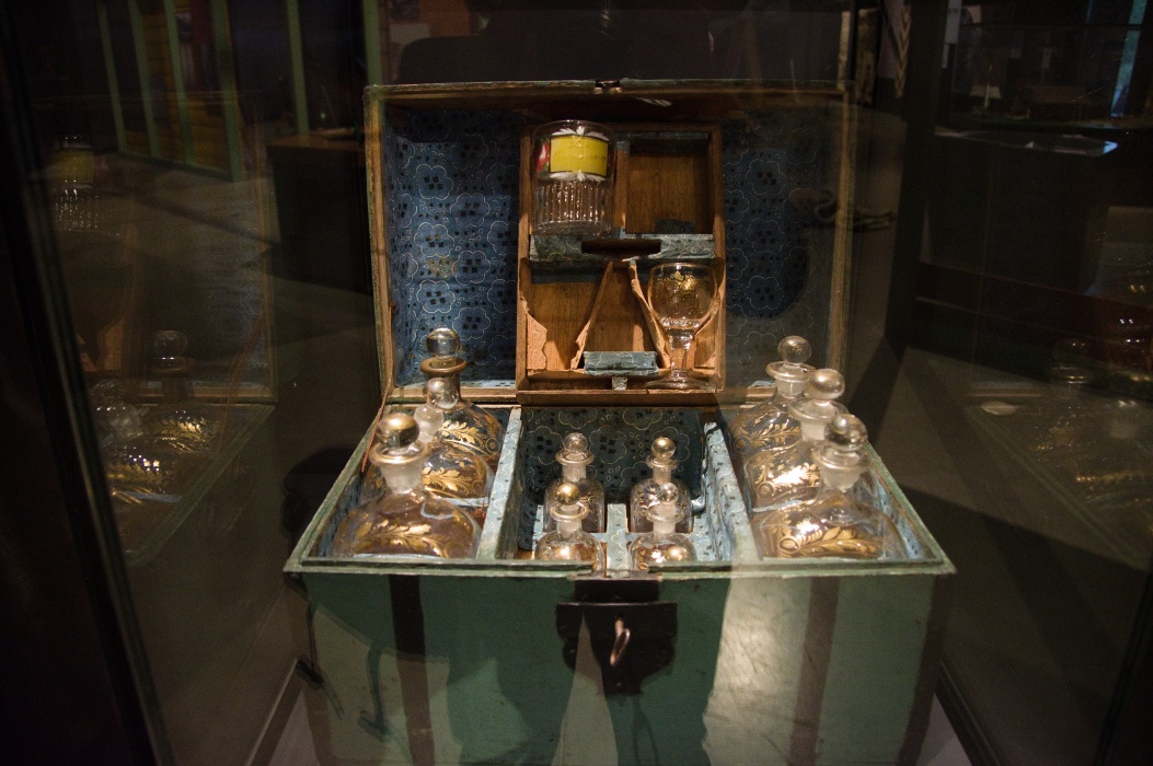 8〜19世紀の「トラベル・ドリンクセット(携帯用酒器箱)