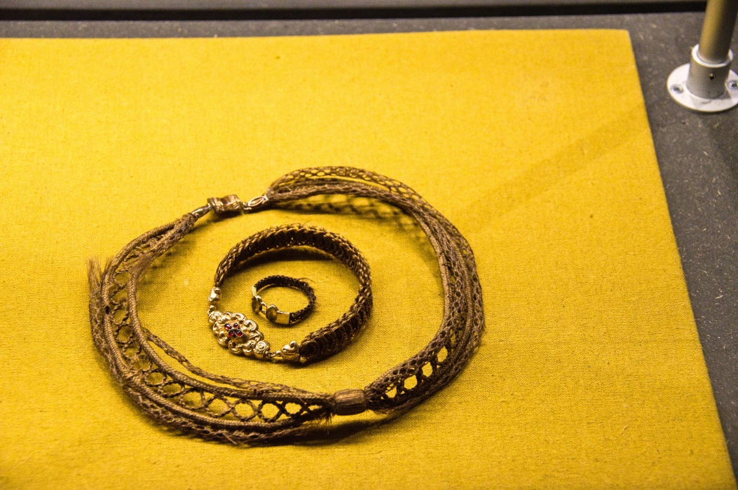 人の髪の毛で作られたアクセサリー